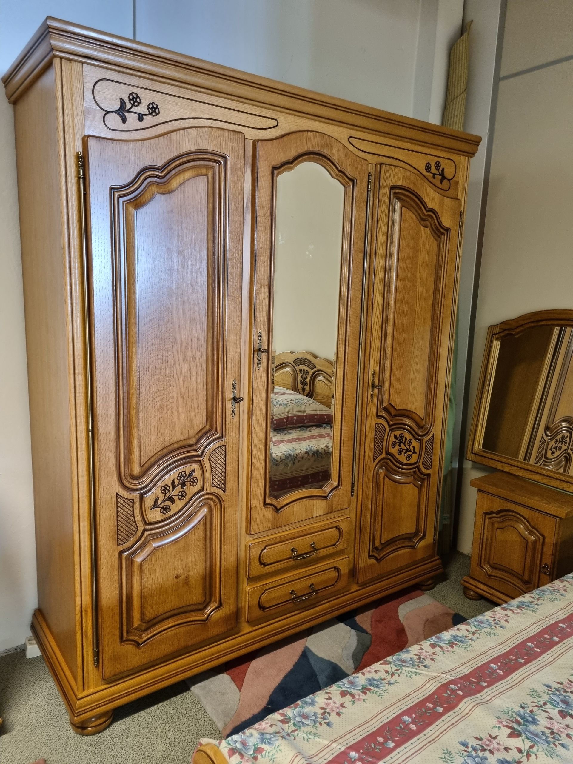 Armoire trois portes en chêne naturel 