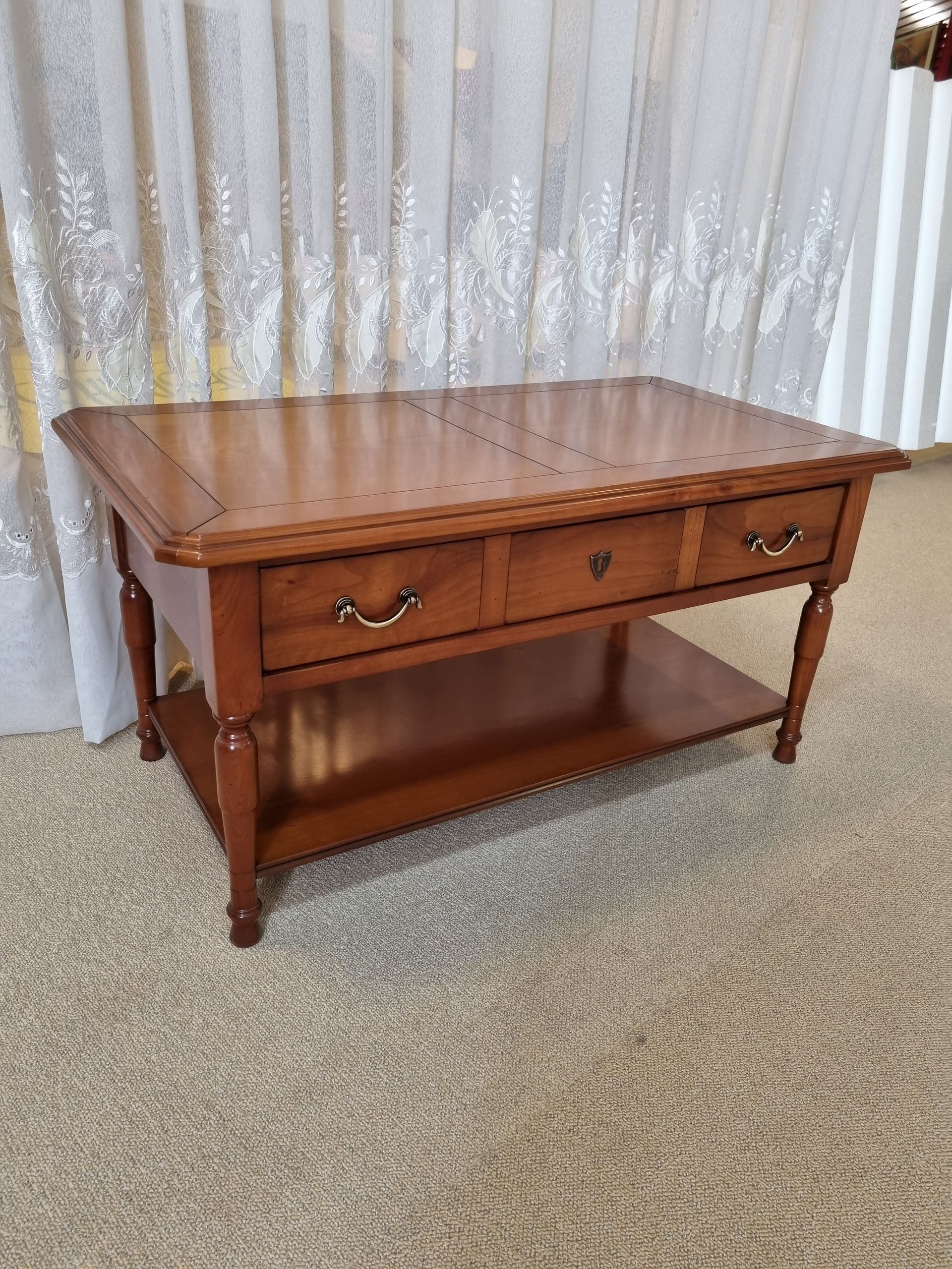 Table basse avec deux tiroirs