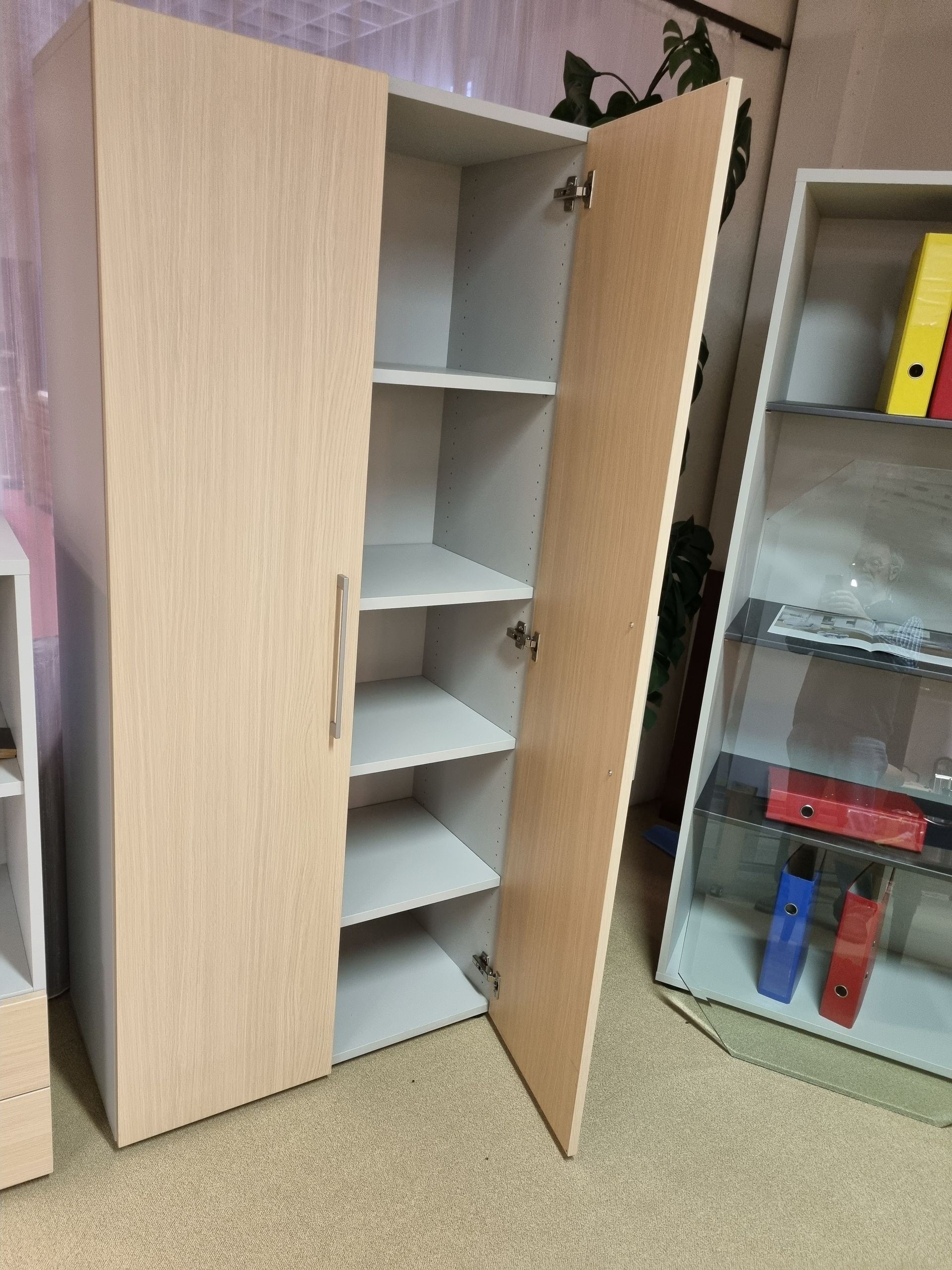 Armoire deux portes pour rangement. 