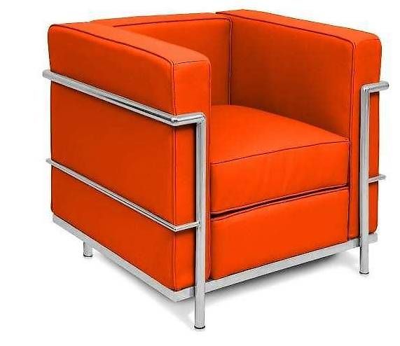 Fauteuil design avec châssis chromé.