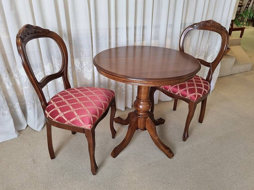 Table ronde finition en noyer