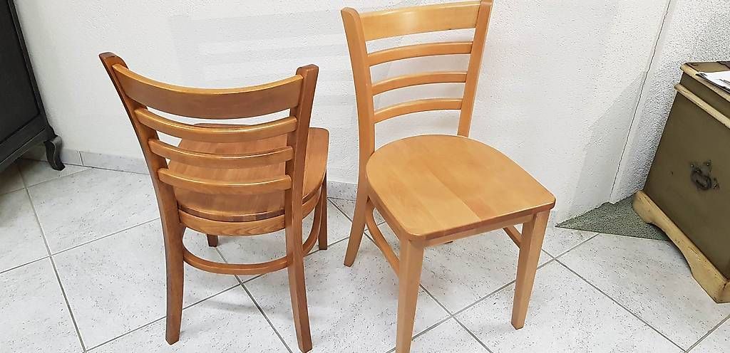 Chaises avec assises en bois