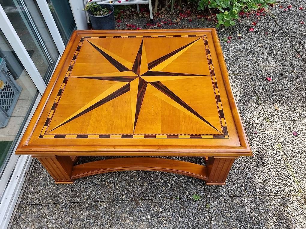 Table basse marquetée en merisier