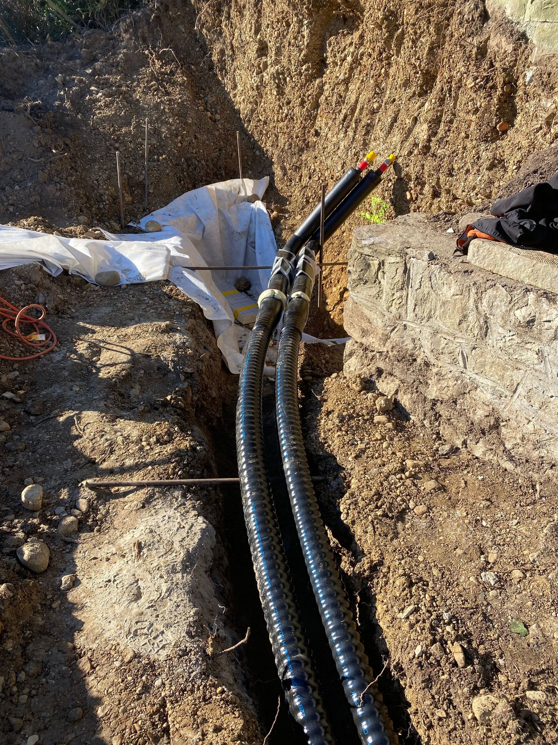 Rohrlegung im freien auf Baustelle
