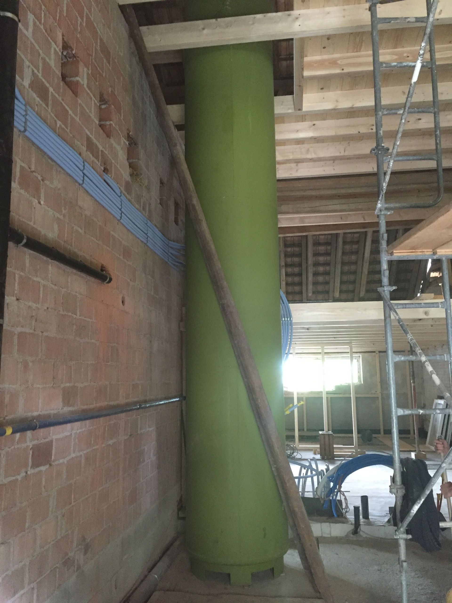 grüne grosse Wärmepumpe
