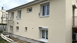 Pose d'un crépi sur une façade