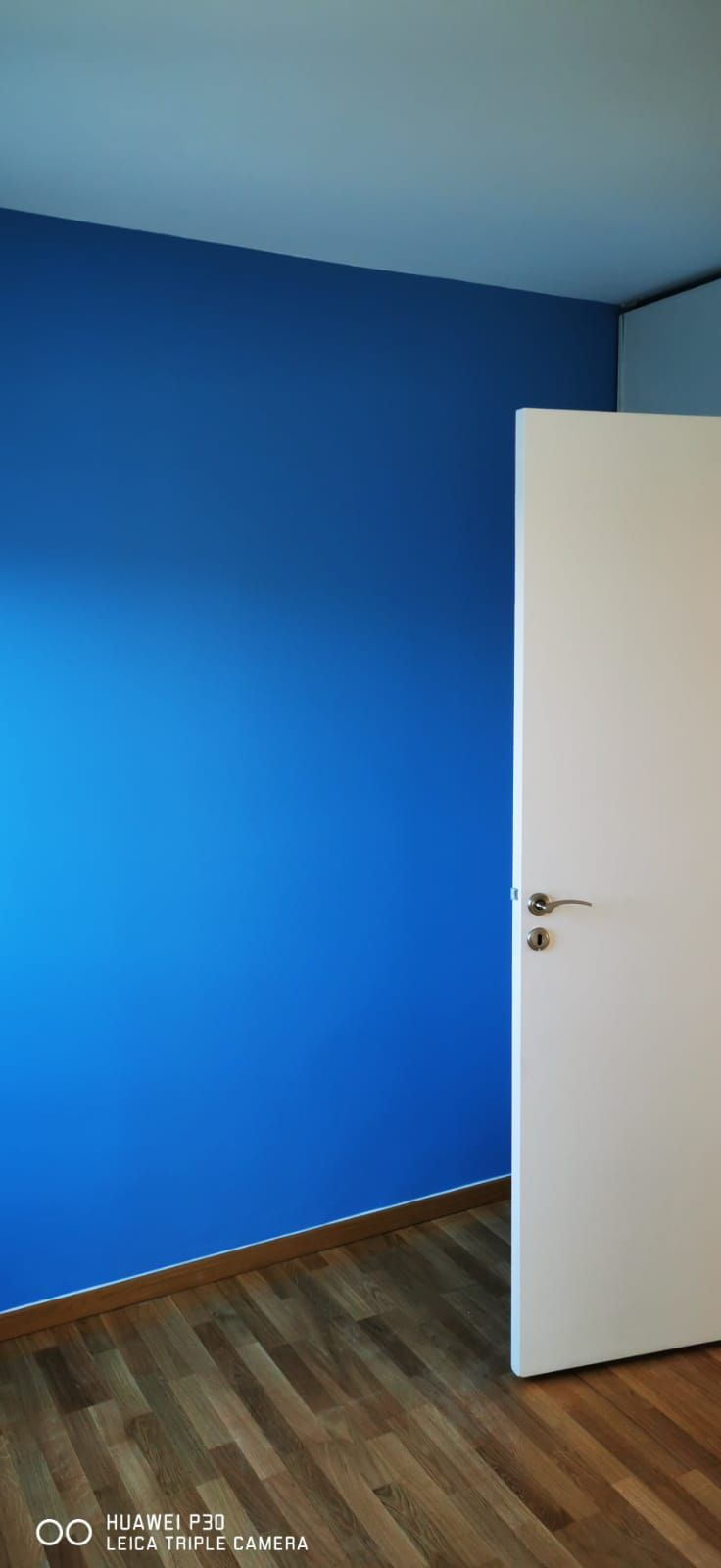 Mur peint en bleu