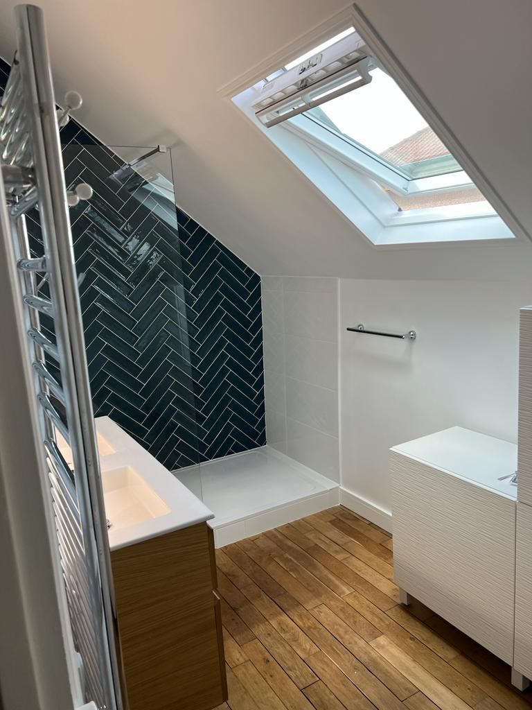 Salle de bains sous pente