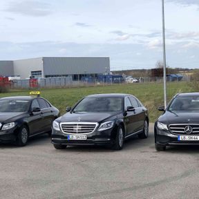 Drei schwarze Taxis