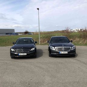 Zwei Taxis nebeneinander