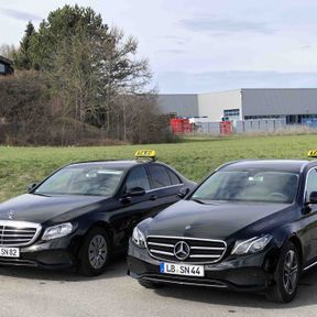Zwei Taxis draußen