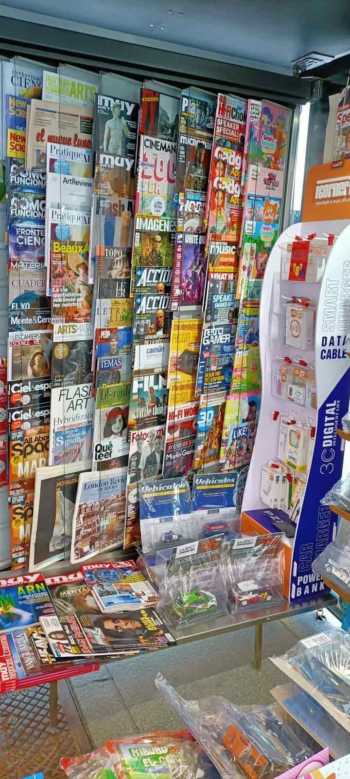 Una tienda llena de muchos juguetes y revistas.