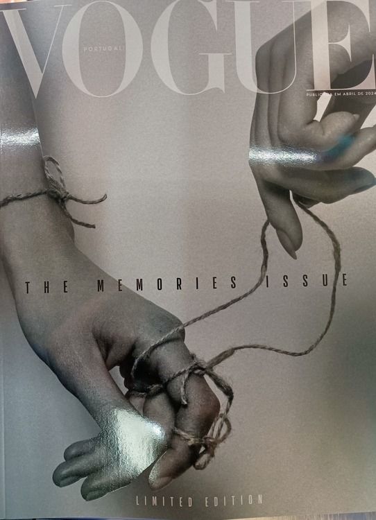 Una portada de revista Vogue con dos manos atadas