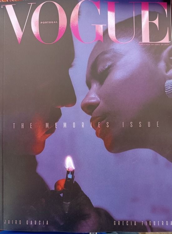 Una revista de moda con un hombre y una mujer en la portada.