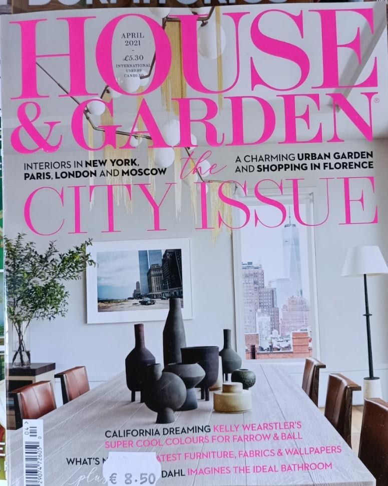 Una revista de casa y jardín con un número de ciudad