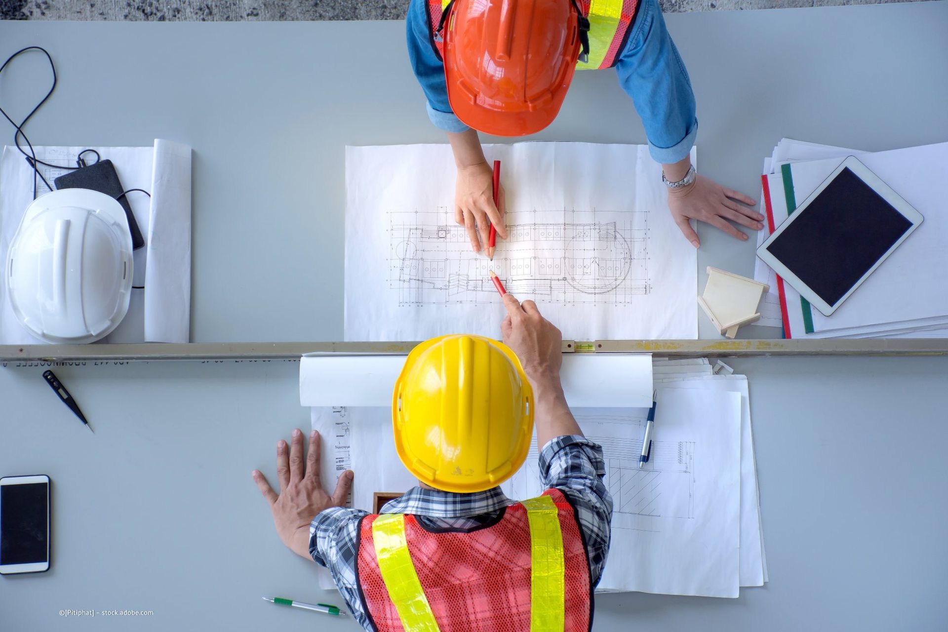 Ingenieure schauen auf einen Bauplan