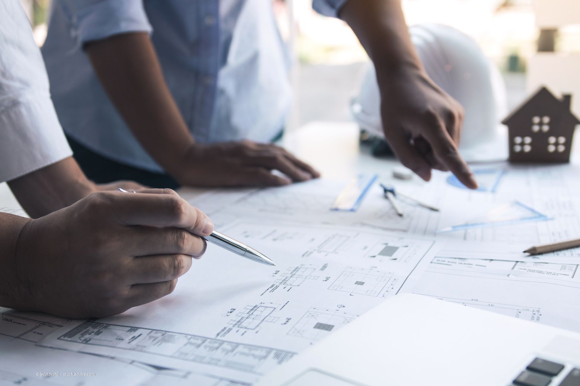 Ingenieure schauen auf einen Bauplan1