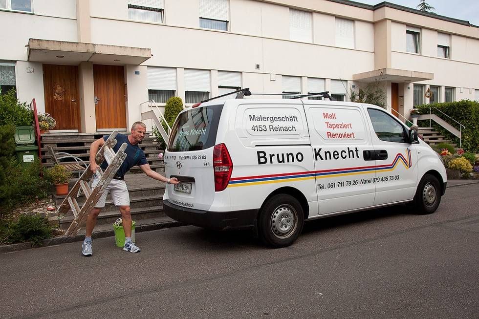 Ein Mann mit kurzen Haaren läuft neben dem Dienstwagen von Bruno Knecht
