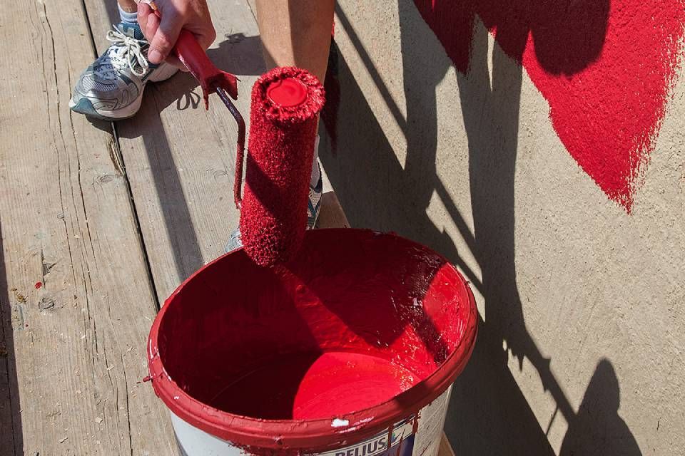 Farbeimer mit roter Farbe