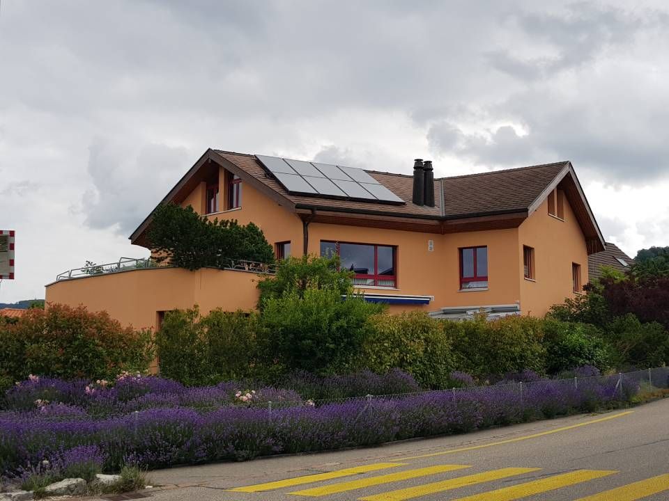 Haus mit orangefarbener Fassade