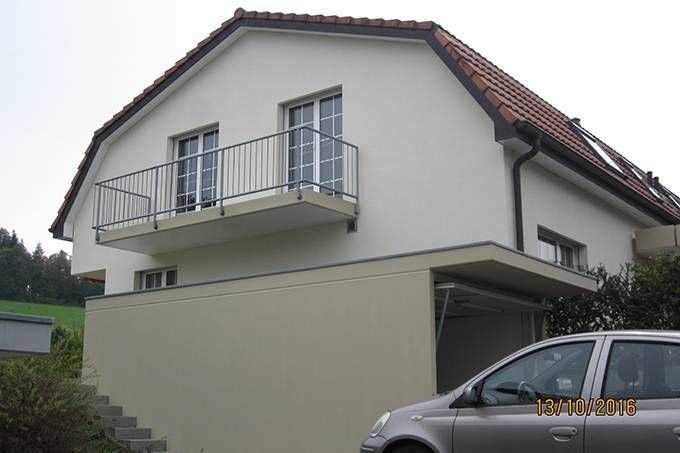Haus und Garage mit neuem Anstrich
