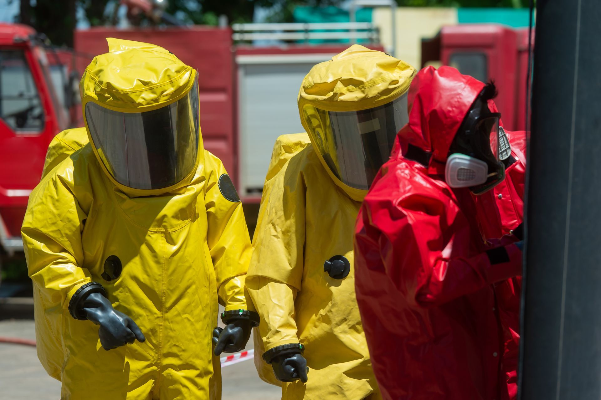 Professionnels en tenue Hazmat