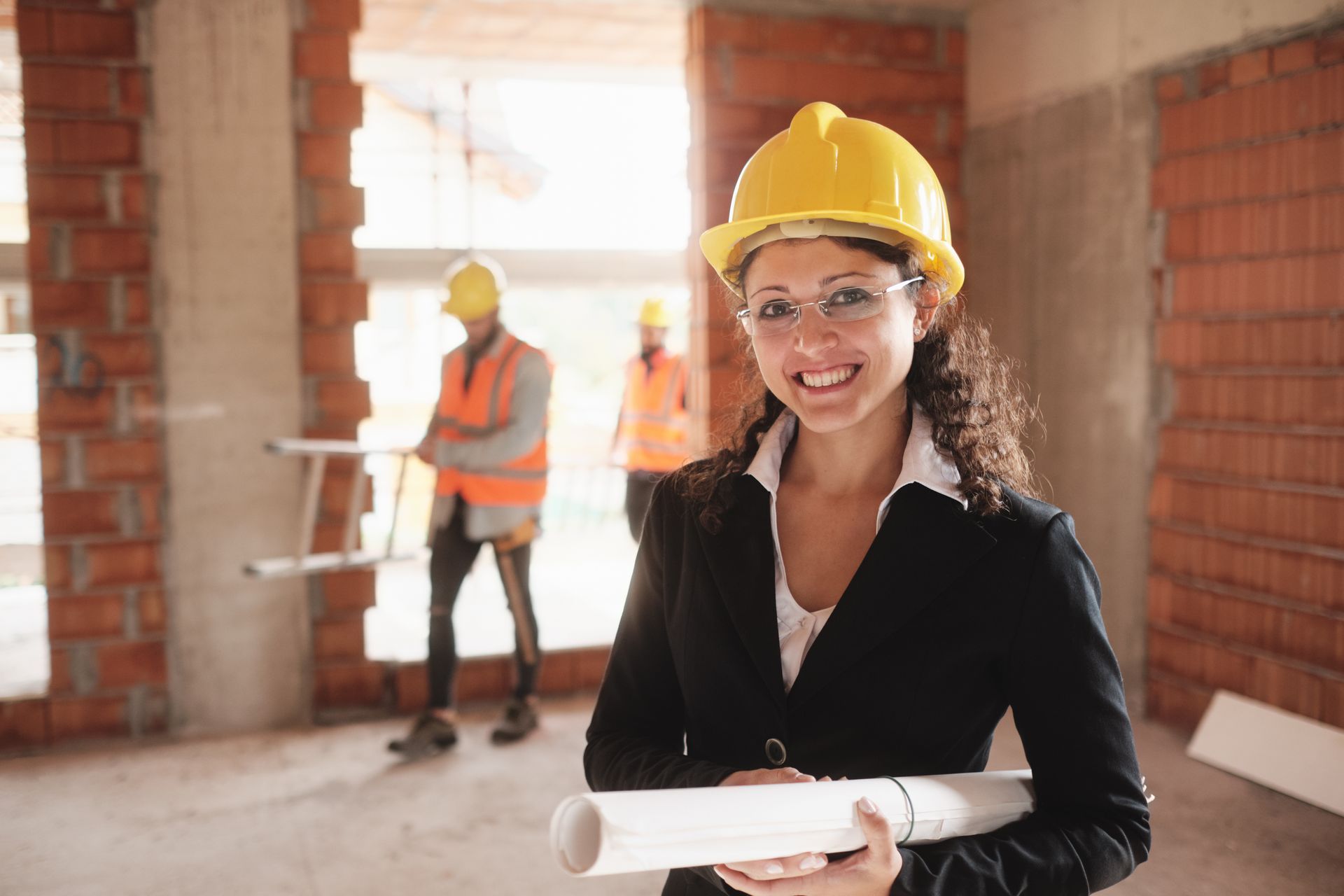 Jeune femme avec un casque de chantier