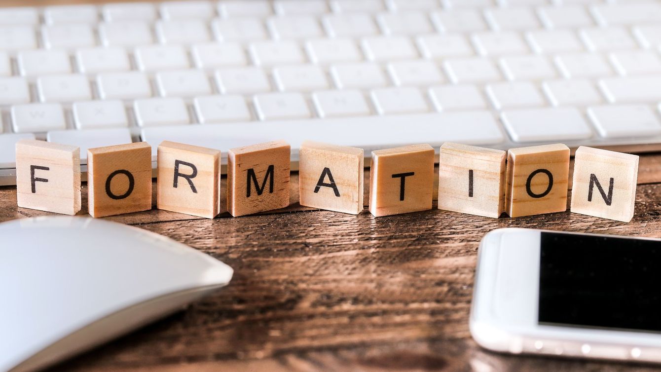 Lettres indiquant formation