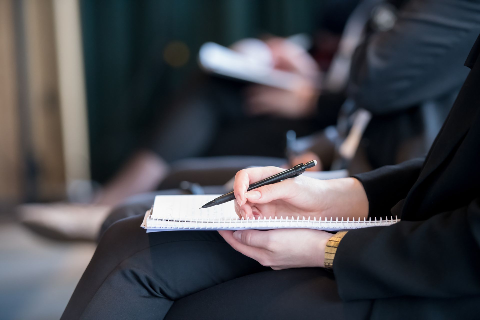 Personne tenant un bloc-notes et un stylo