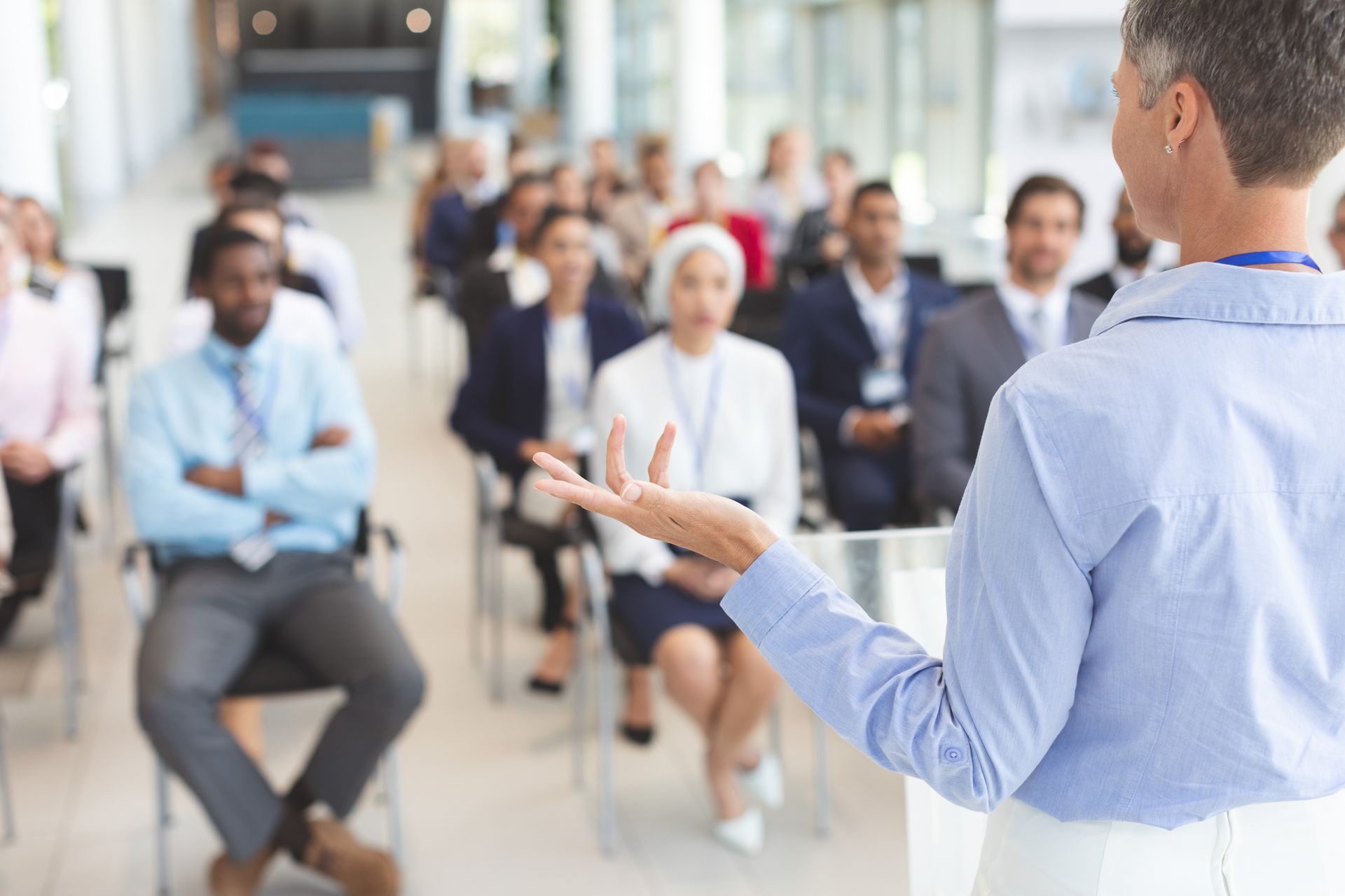 Explication de formation devant un groupe de personnes