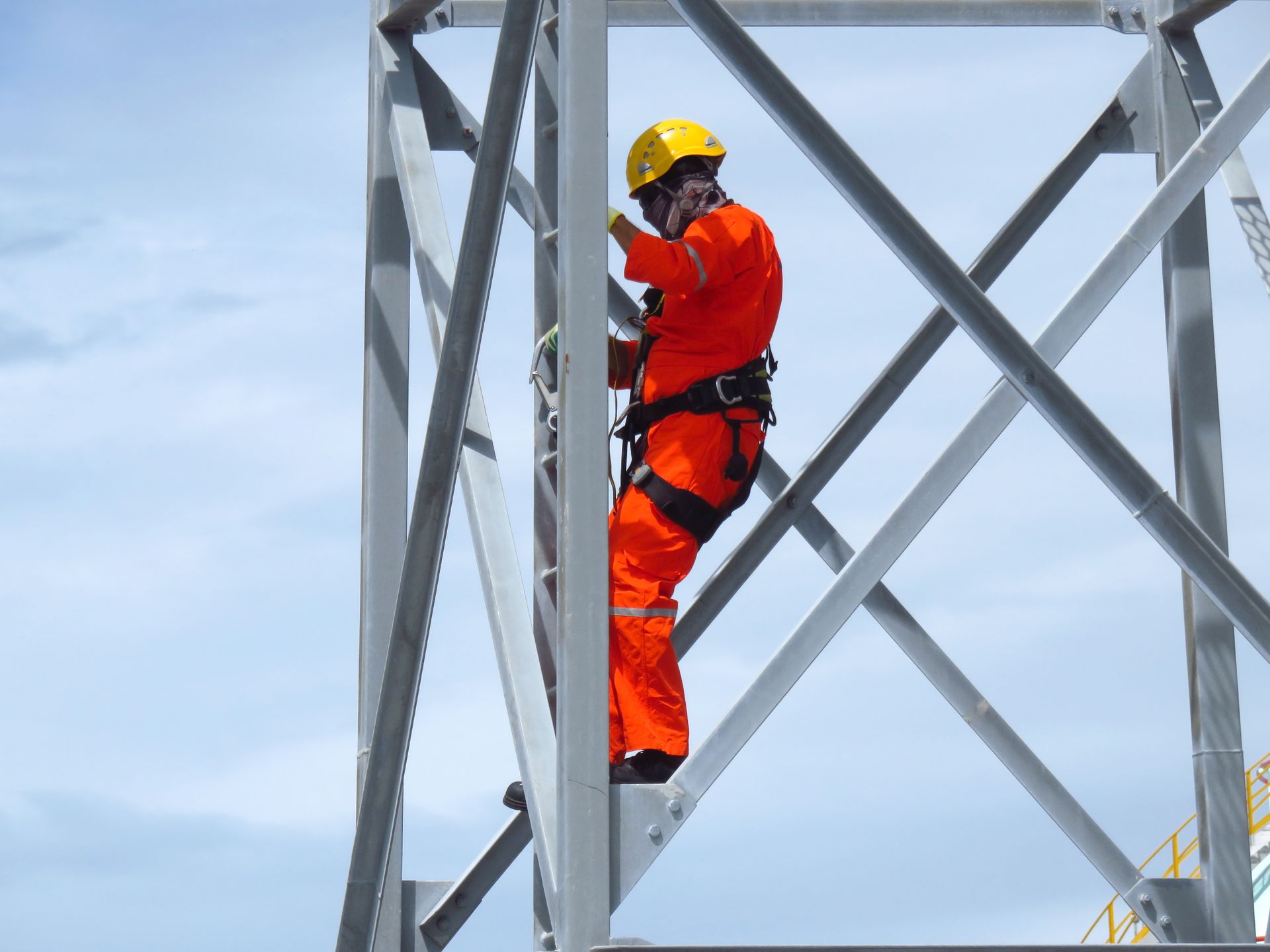 Professionnel en tenue de chantier réalisant des travaux en hauteur