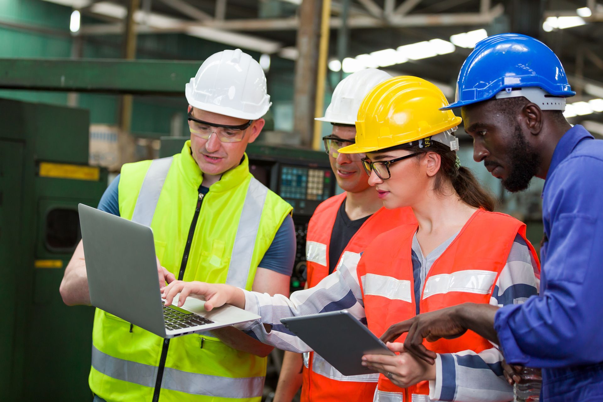 Travailleurs et formatrice avec casque de chantier