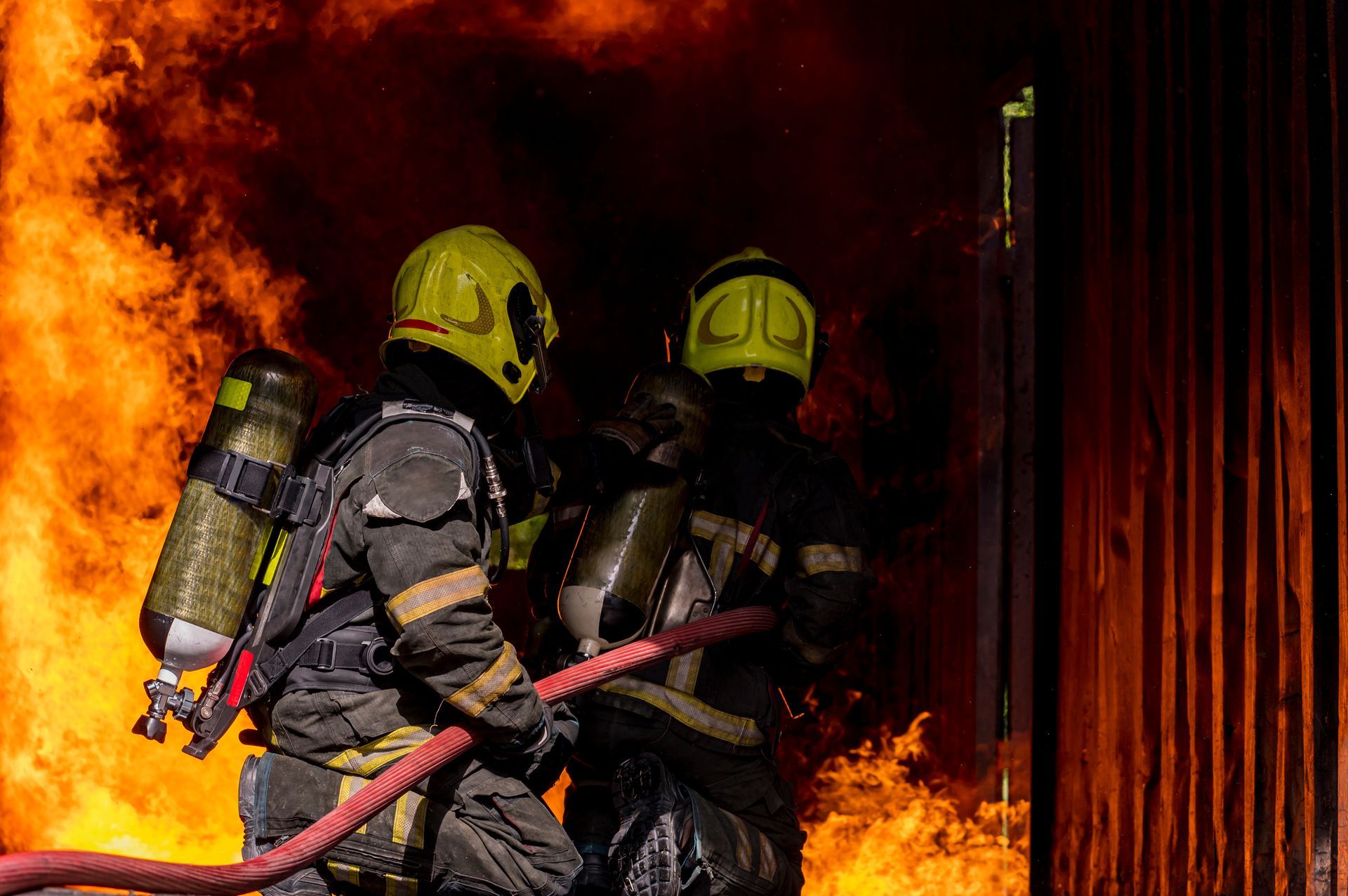 Pompiers bravant les flammes avec des équipements de respiration