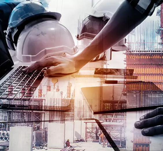 Création 3D avec ordinateur et casque de chantier