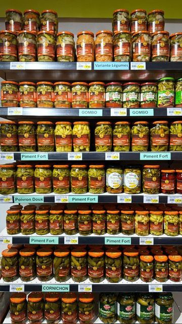 Rayon rempli de pots de piment fort, poivrons doux et de gombo.