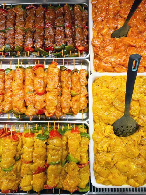 Brochettes de viandes et poulet mariné en barquettes, prêts à cuire.