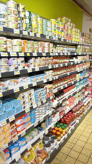 Rayon rempli de divers produits en conserve : sauce tomate, thon en boîte…