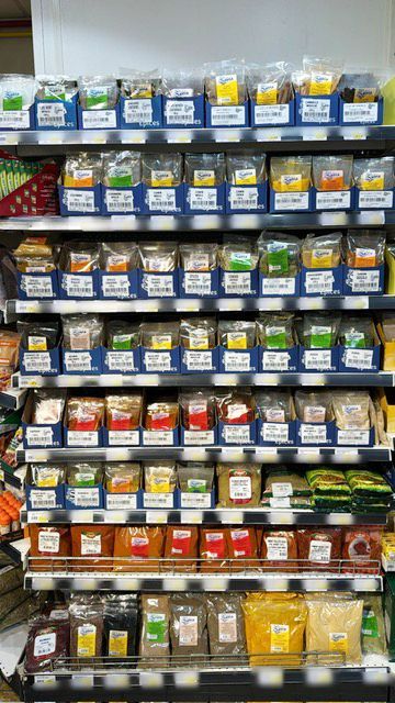 Rayon rempli de divers paquets d'épices du monde.