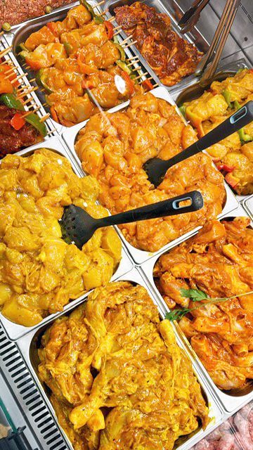 Présentation de poulet mariné et de brochettes de poulet mariné avec différentes épices.