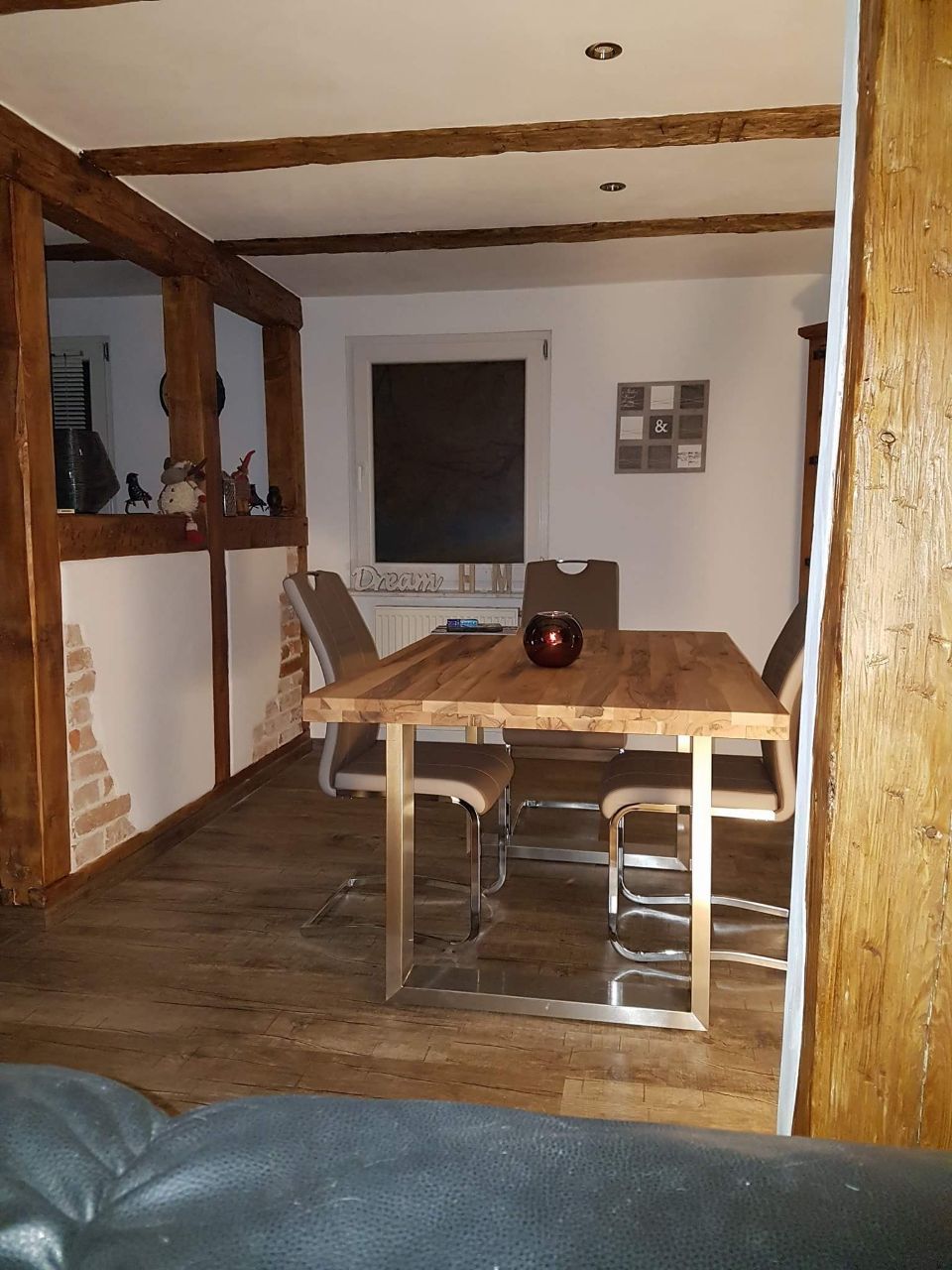 Ein Esszimmer mit einem Holztisch und Stühlen