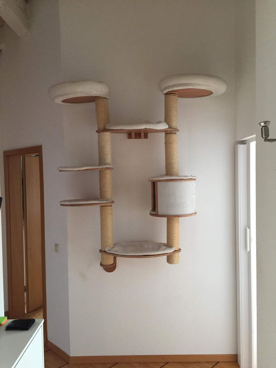 Ein Katzenbaum ist in einem Raum an der Wand montiert