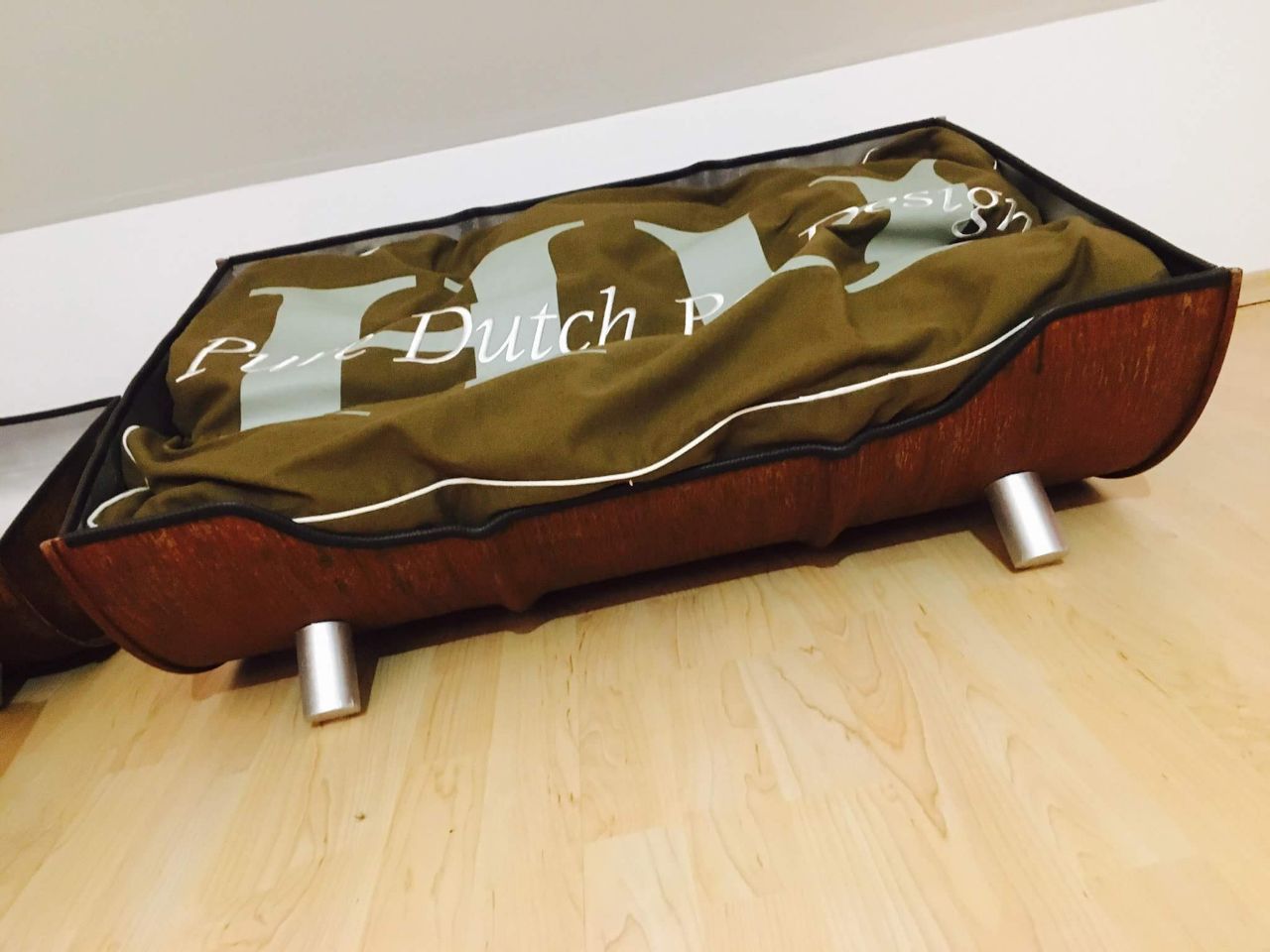 Ein Hundebett mit dem Wort „Dutch“ darauf