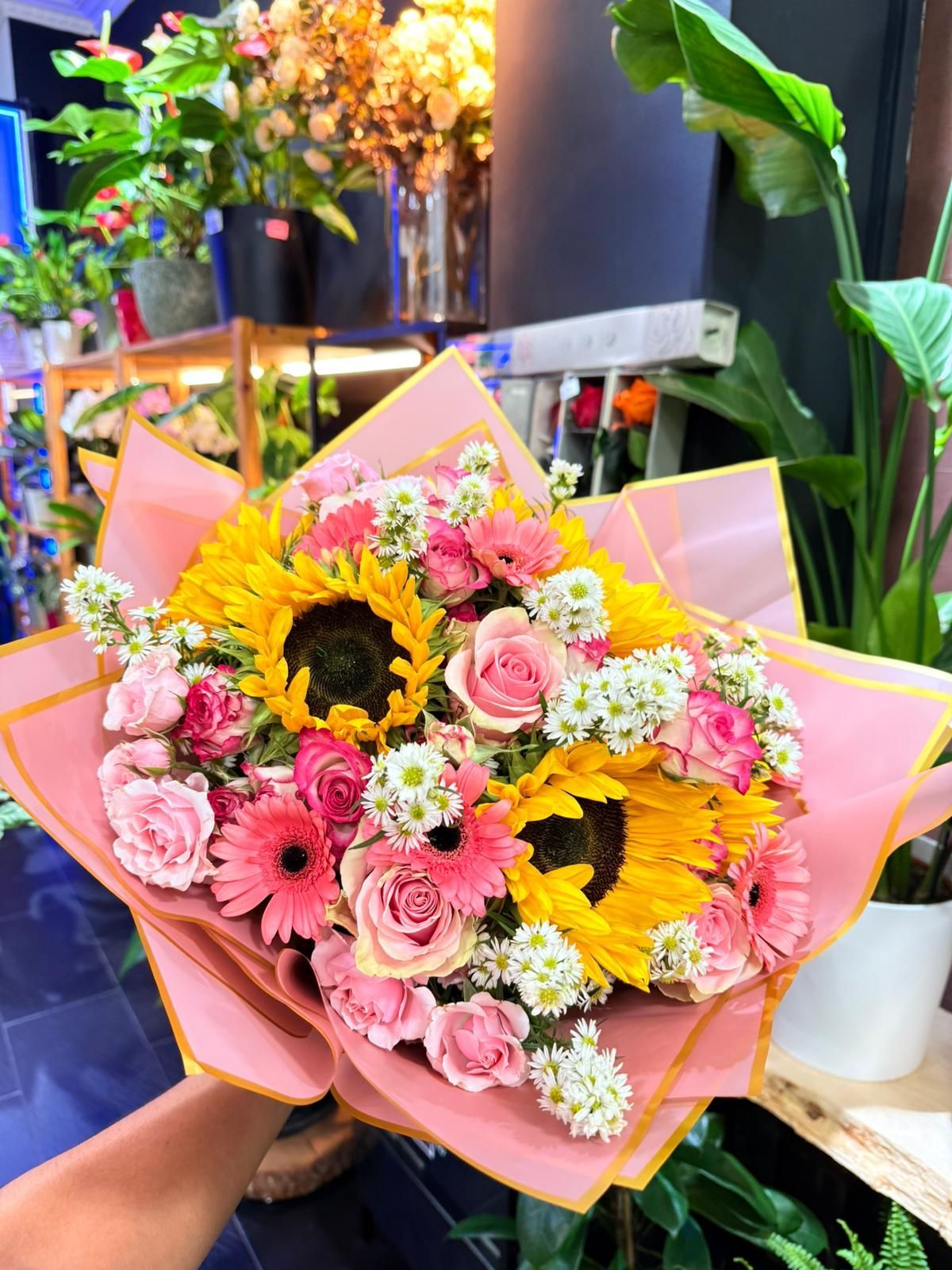 Una caja blanca llena de rosas rosadas de Maison Fleurs