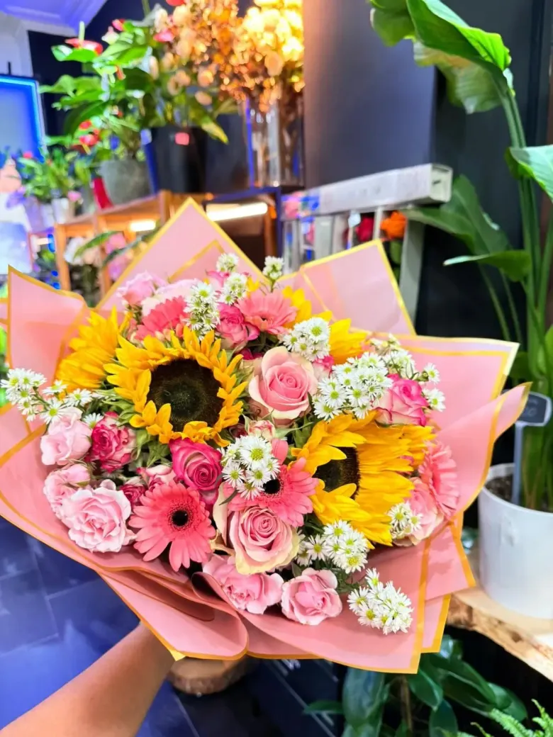 Icono de marcador de posición gris claro con un sol y montañas sobre fondo blanco