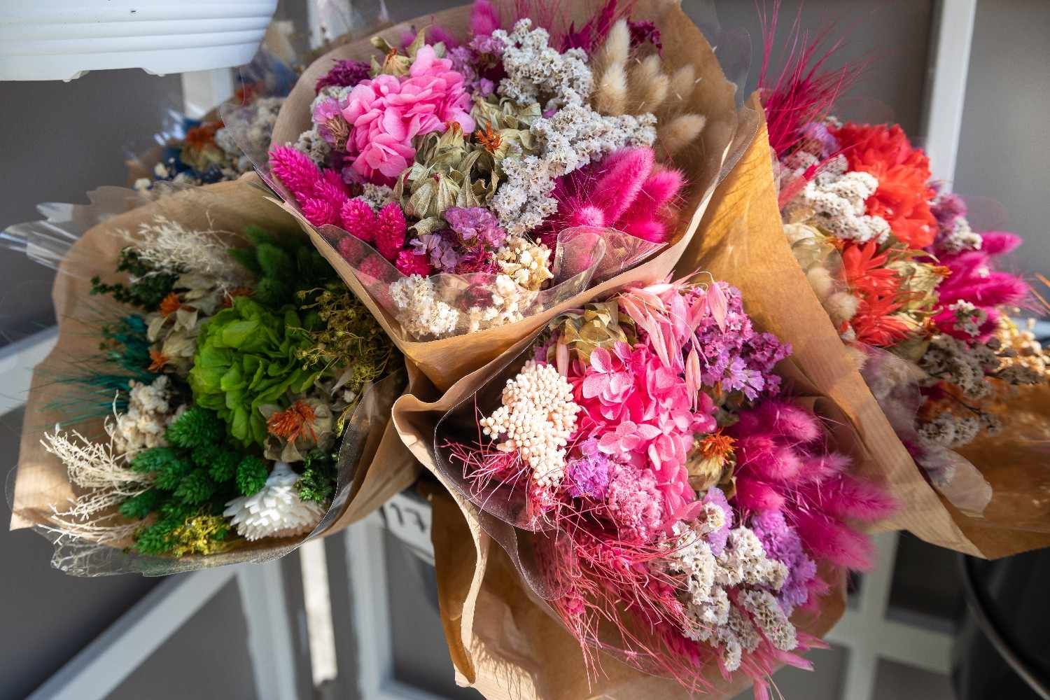 Icono de marcador de posición gris claro con un sol y montañas sobre fondo blanco