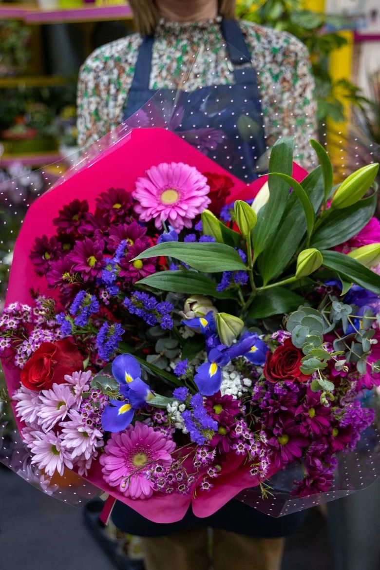 Icono de marcador de posición gris claro con un sol y montañas sobre fondo blanco