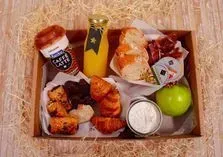 Una caja de madera llena de una variedad de alimentos y bebidas.