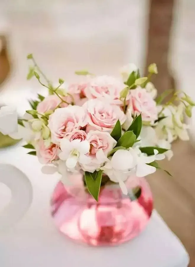 Una caja blanca llena de rosas rosadas de Maison Fleurs