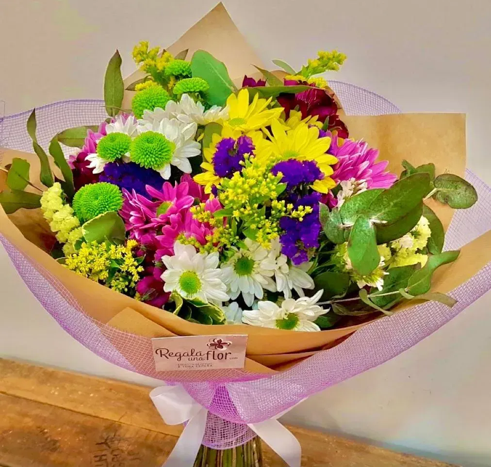 Un ramo de flores con una etiqueta que dice regala flor