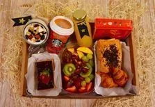 Una caja de madera llena de una variedad de alimentos y bebidas.